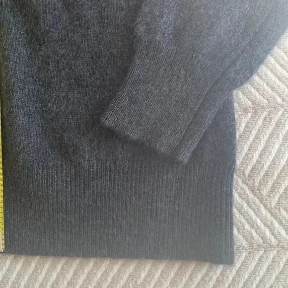 Lord & Taylor charcoal Gray cashmere V-neck sweater - Picture 6 of 7